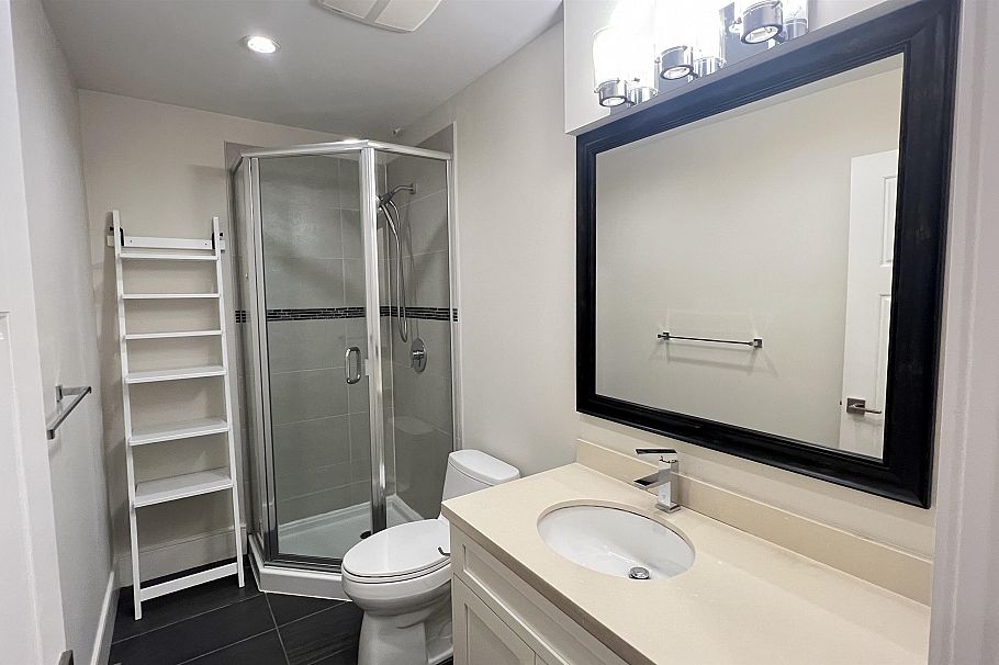 320 E Keith Road North Vancouver, BC - 36