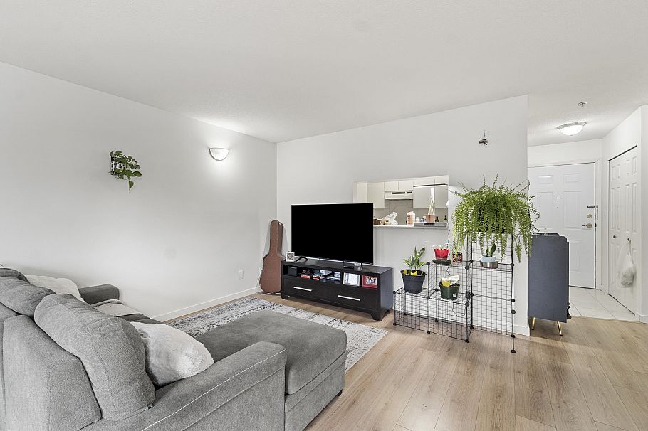 301 4990 Mcgeer Street Vancouver, BC - 9