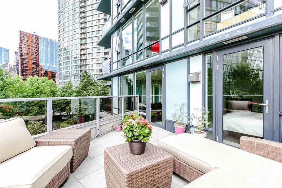 305 8 Smithe Mews Vancouver, BC - 1