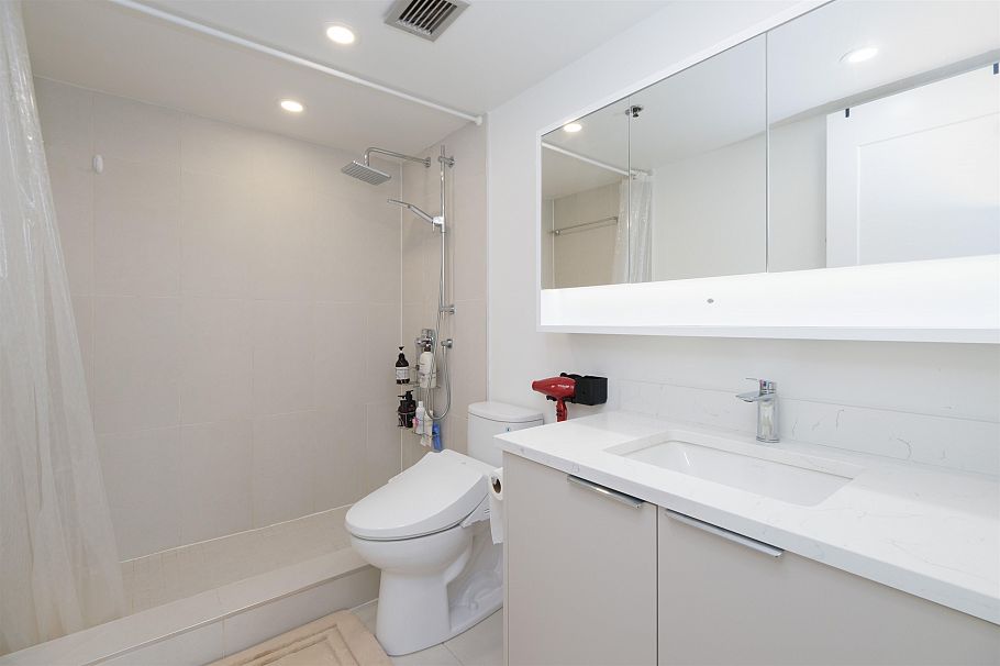 2202 289 Drake Street Vancouver, BC - 22