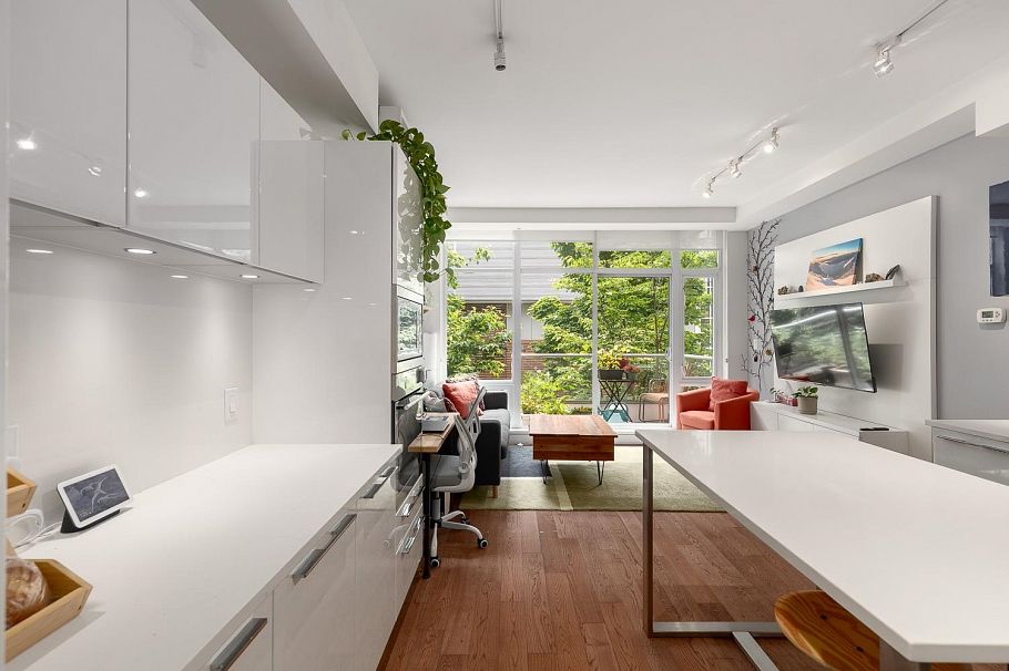 227 108 E 1st Avenue Vancouver, BC - 2