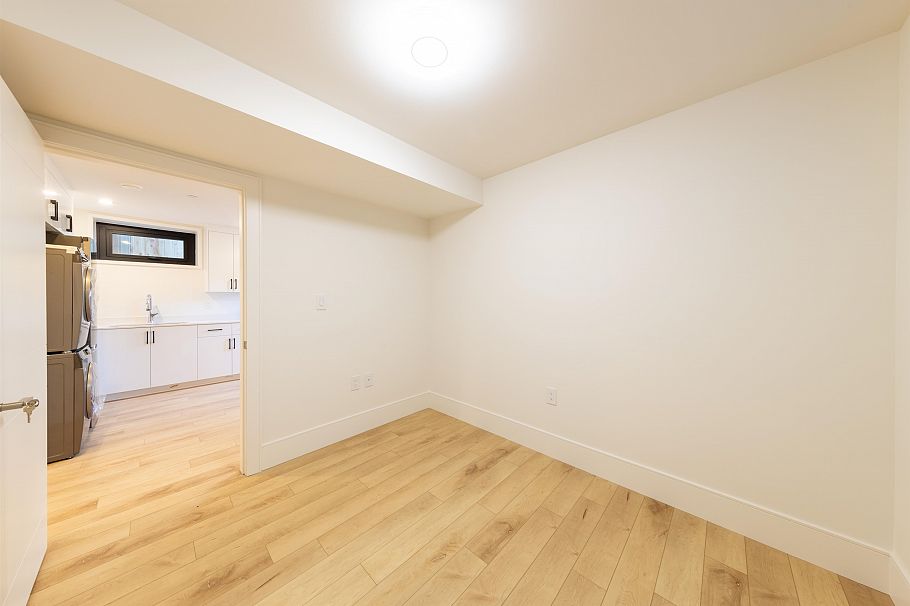 4039 W 11th Avenue Vancouver, BC - 29