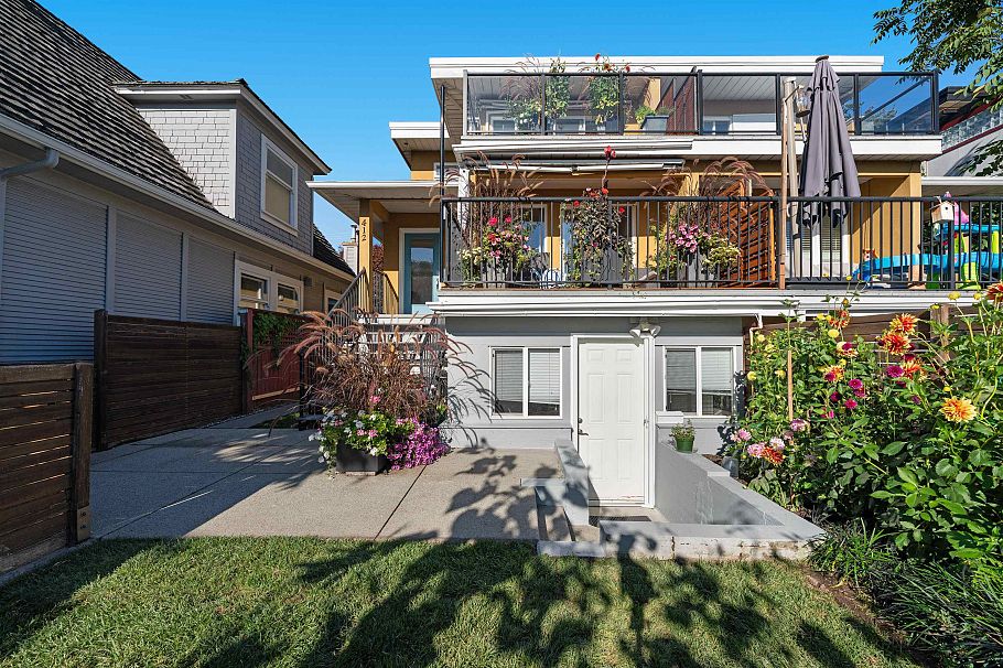 412 E 2nd Street North Vancouver, BC - 24