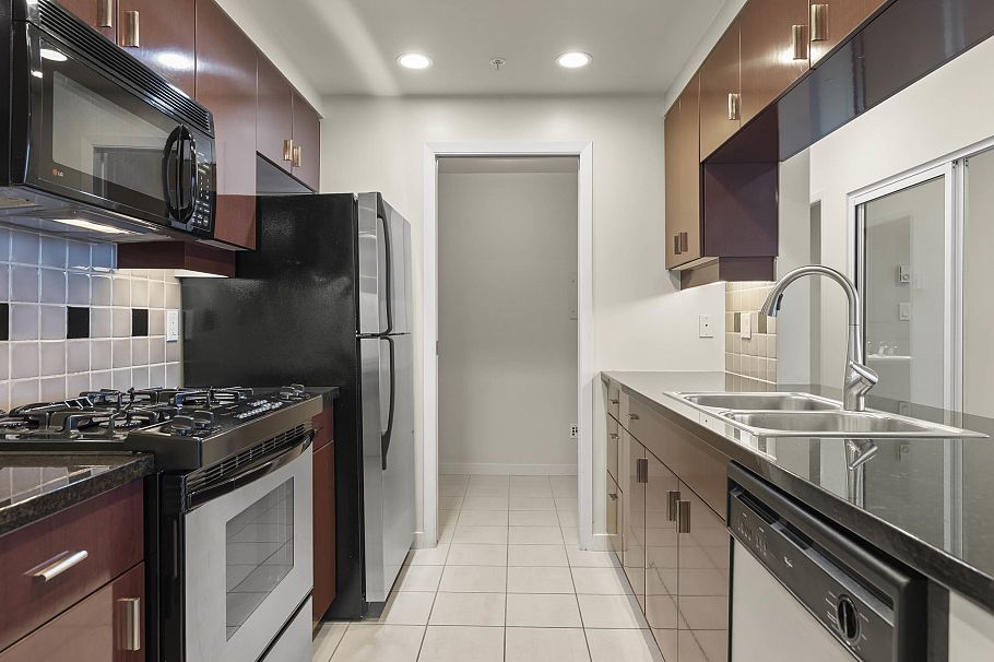 3805 1033 Marinaside Crescent Vancouver, BC - 11