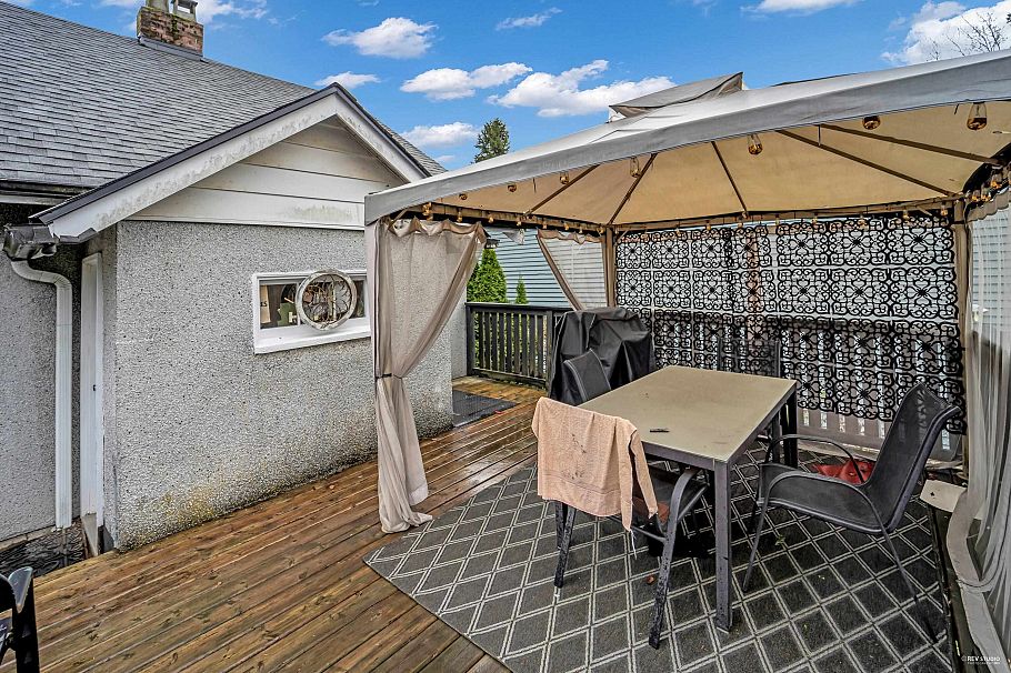 458 E 9th Street North Vancouver, BC - 32