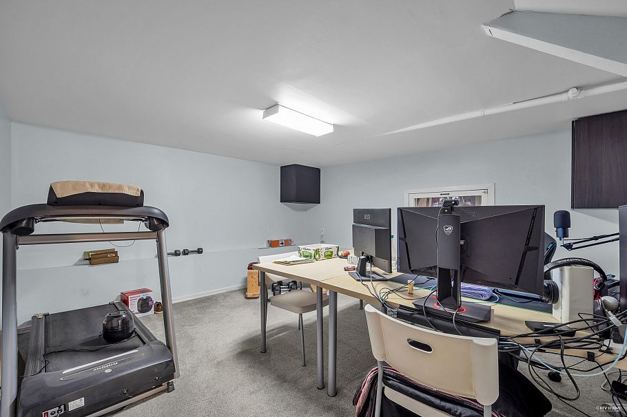 458 E 9th Street North Vancouver, BC - 25