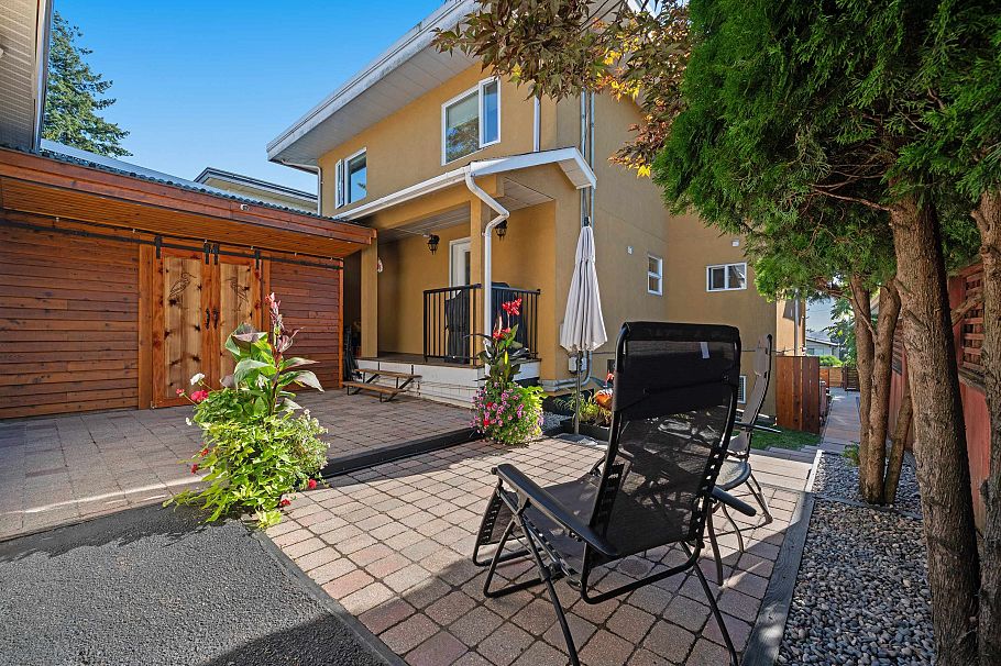 412 E 2nd Street North Vancouver, BC - 23