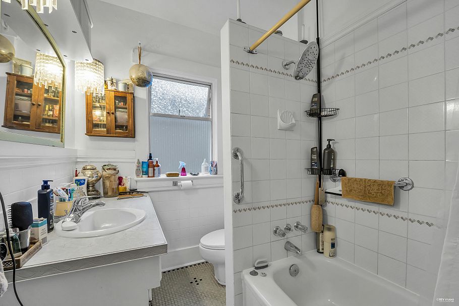 458 E 9th Street North Vancouver, BC - 3