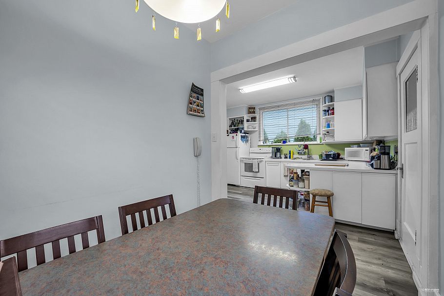 458 E 9th Street North Vancouver, BC - 11