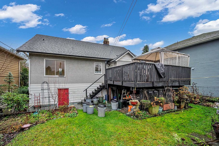 458 E 9th Street North Vancouver, BC - 30