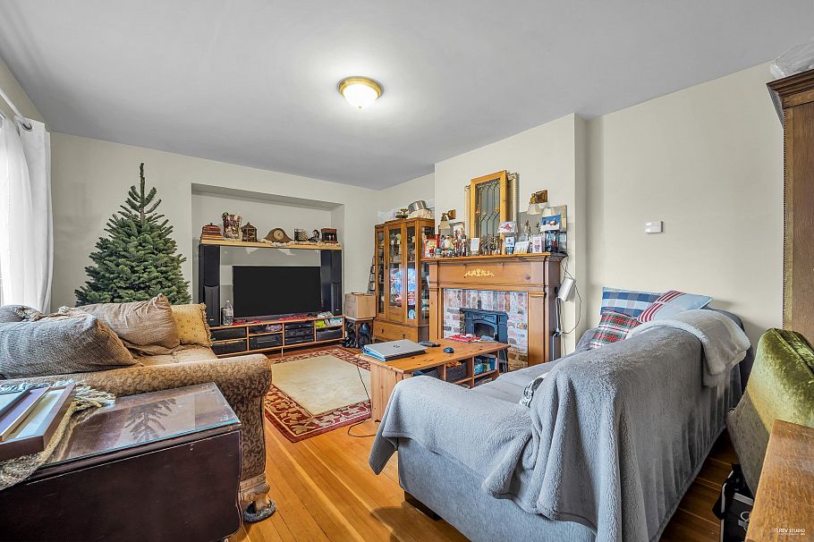 458 E 9th Street North Vancouver, BC - 27