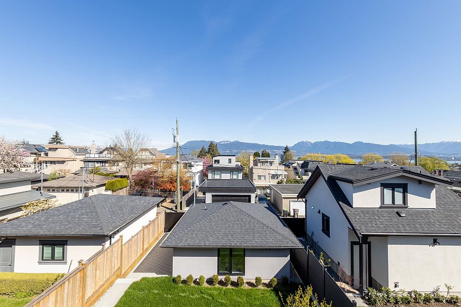 4039 W 11th Avenue Vancouver, BC - 4