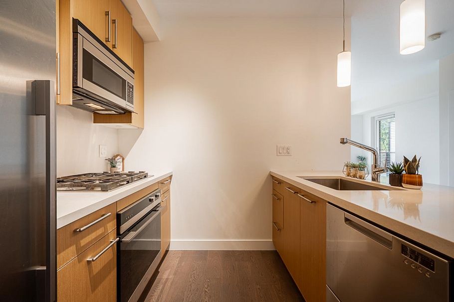 310 5325 West Boulevard Vancouver, BC - 6