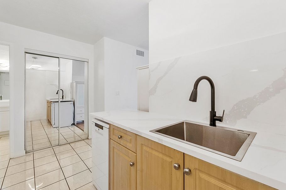 209 1330 Burrard Street Vancouver, BC - 7