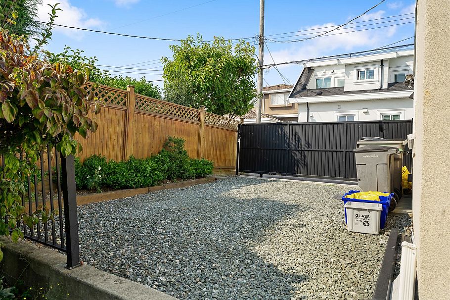 339 E 63rd Avenue Vancouver, BC - 38