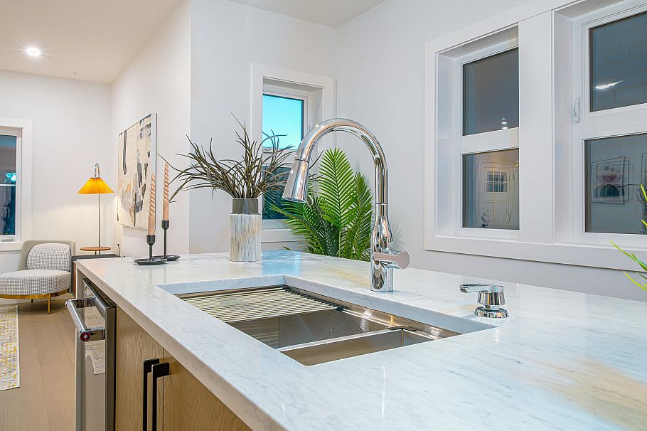 2735 W 8th Avenue Vancouver, BC - 10