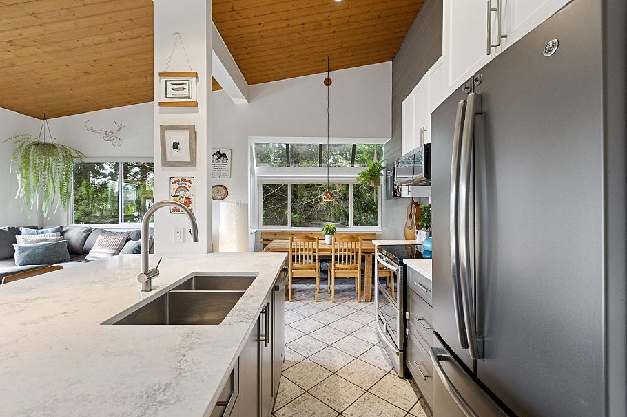 302 146 E 18th Street North Vancouver, BC - 5