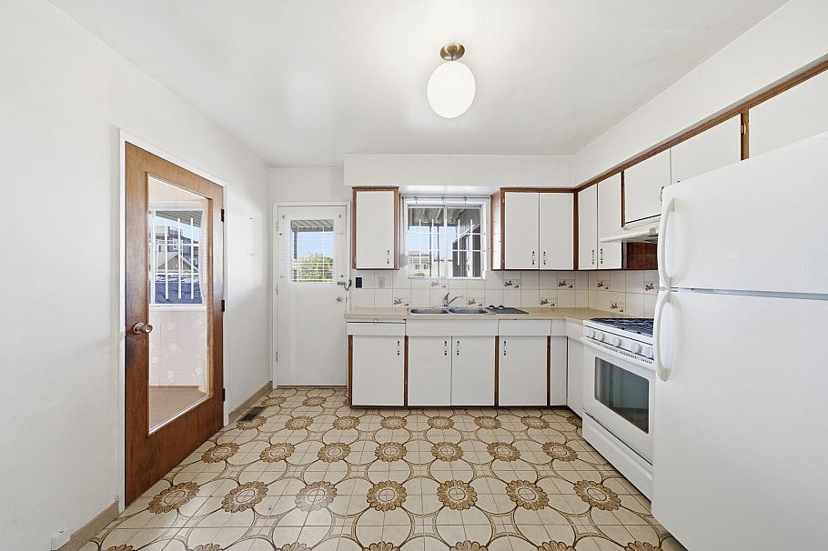 4561 Manor Street Vancouver, BC - 18