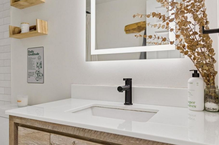 302 146 E 18th Street North Vancouver, BC - 18