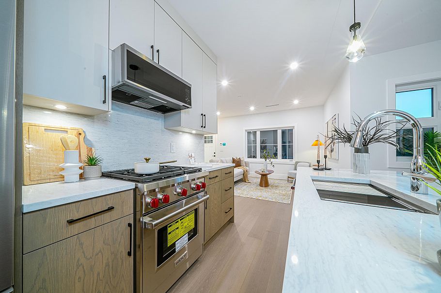 2735 W 8th Avenue Vancouver, BC - 9