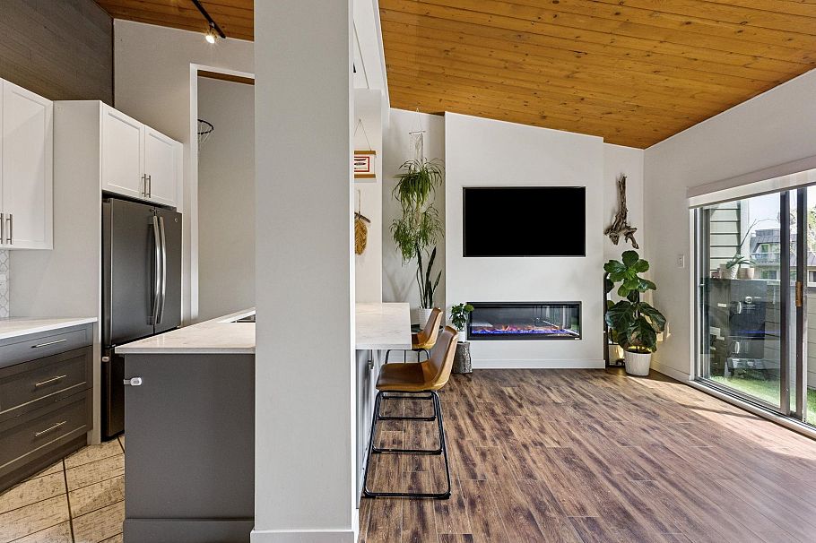 302 146 E 18th Street North Vancouver, BC - 10