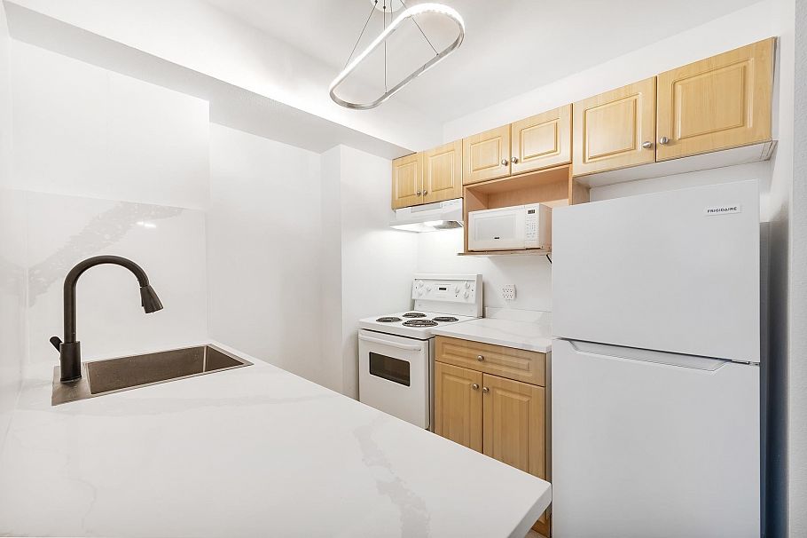 209 1330 Burrard Street Vancouver, BC - 6