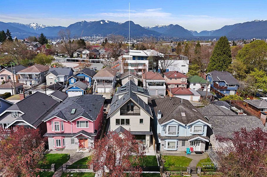 2 2253 Grant Street Vancouver, BC - 34