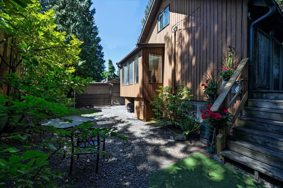1061 Gladwin Drive North Vancouver, BC - 36