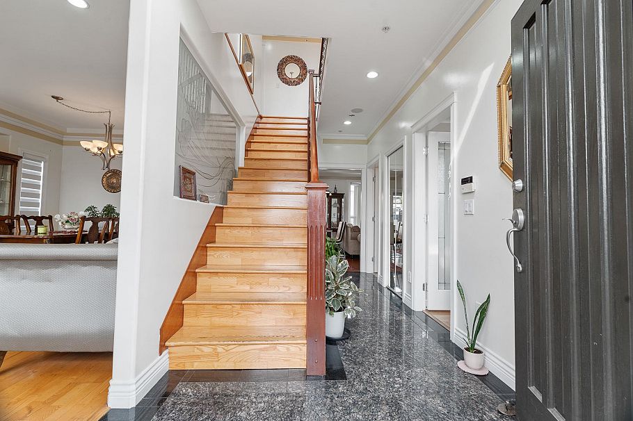 339 E 63rd Avenue Vancouver, BC - 5