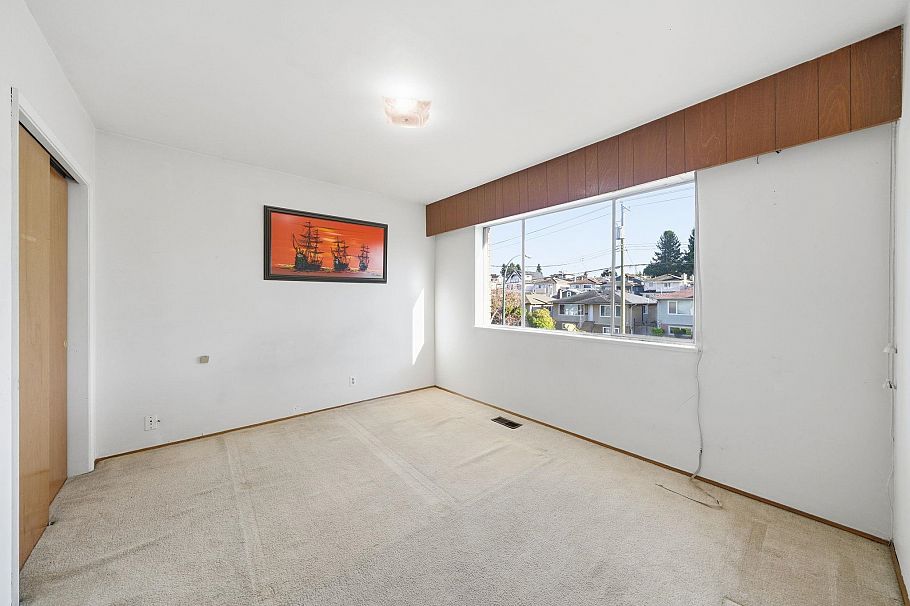 4561 Manor Street Vancouver, BC - 11