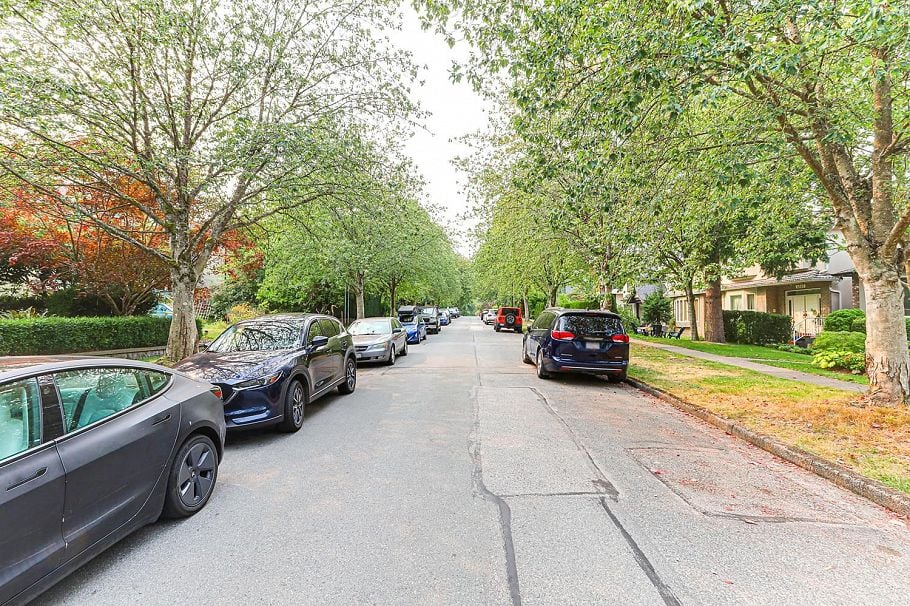 4557 W 14th Avenue Vancouver, BC - 3