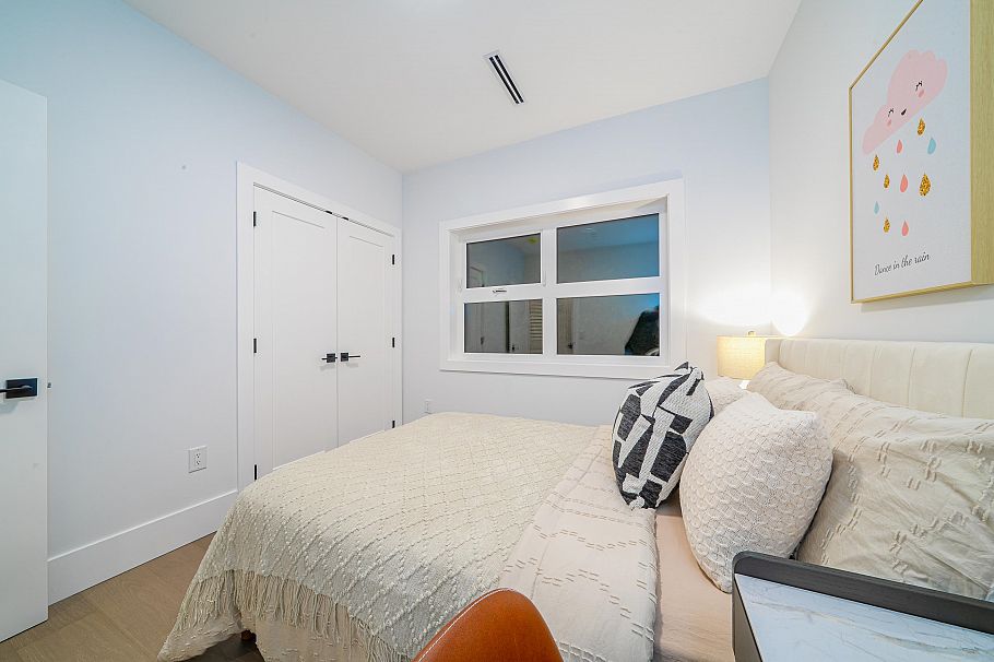 2735 W 8th Avenue Vancouver, BC - 17