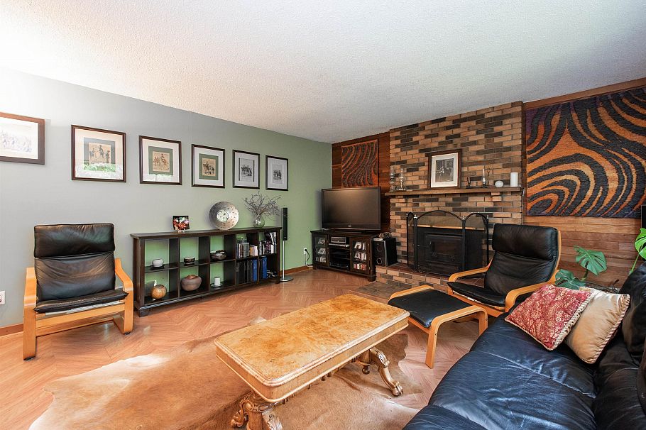 3875 Regent Avenue North Vancouver, BC - 3