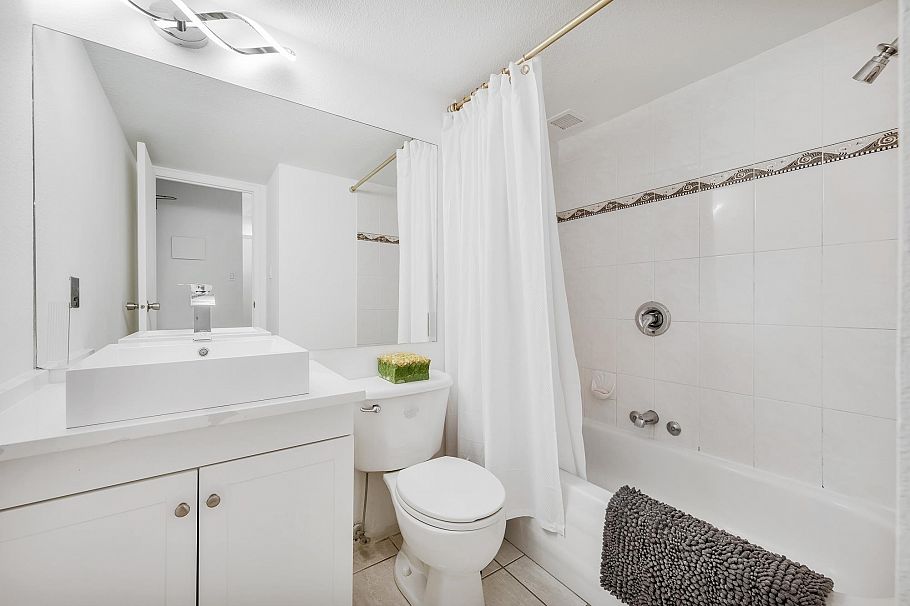 209 1330 Burrard Street Vancouver, BC - 4