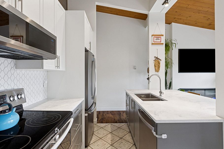 302 146 E 18th Street North Vancouver, BC - 11