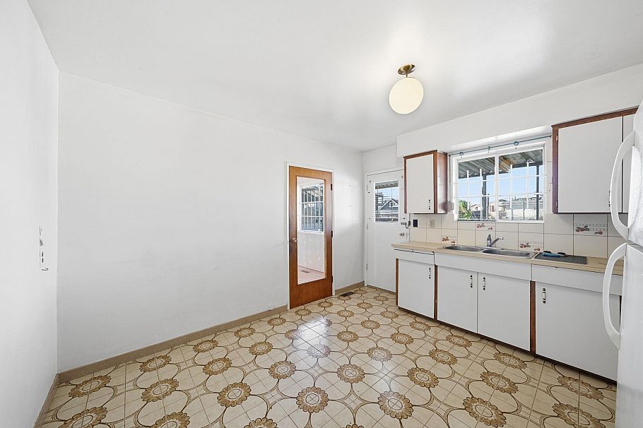 4561 Manor Street Vancouver, BC - 12