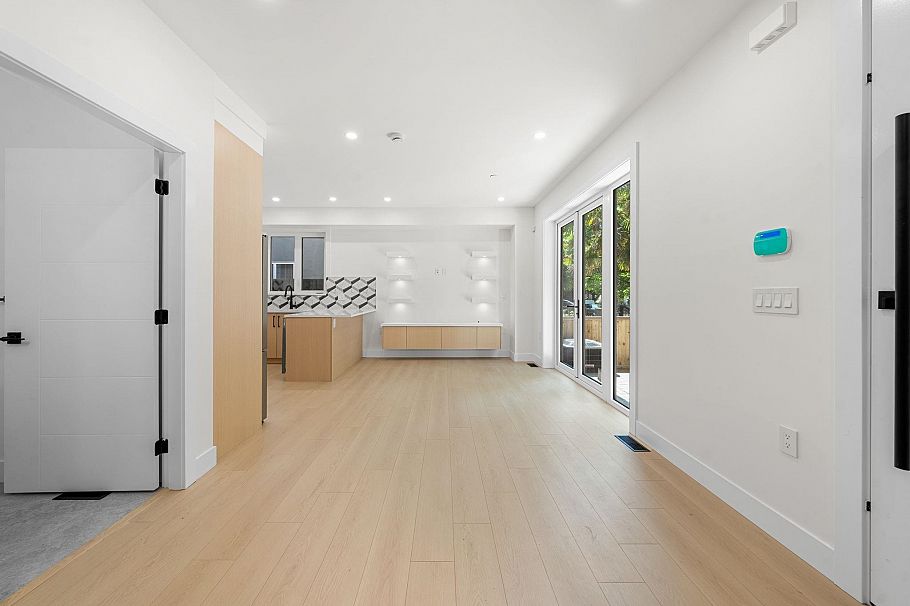 1 3425 Archimedes Street Vancouver, BC - 4