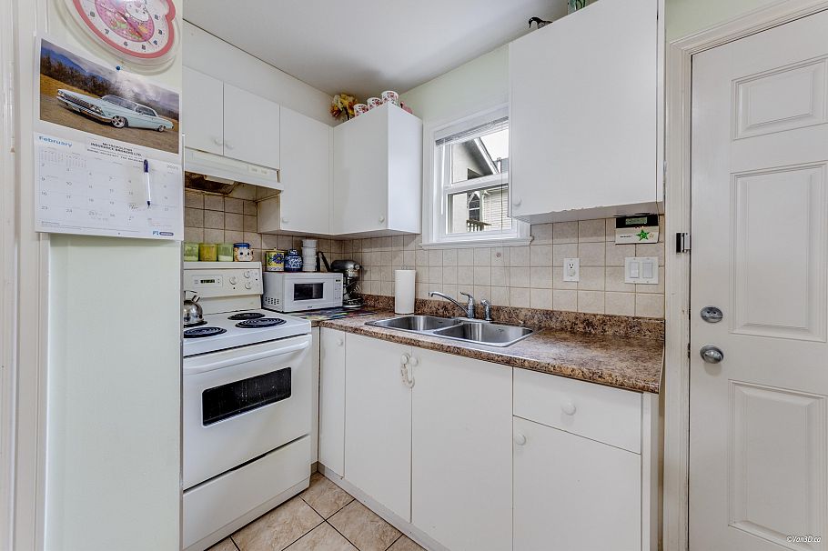 2048 E 1st Avenue Vancouver, BC - 16