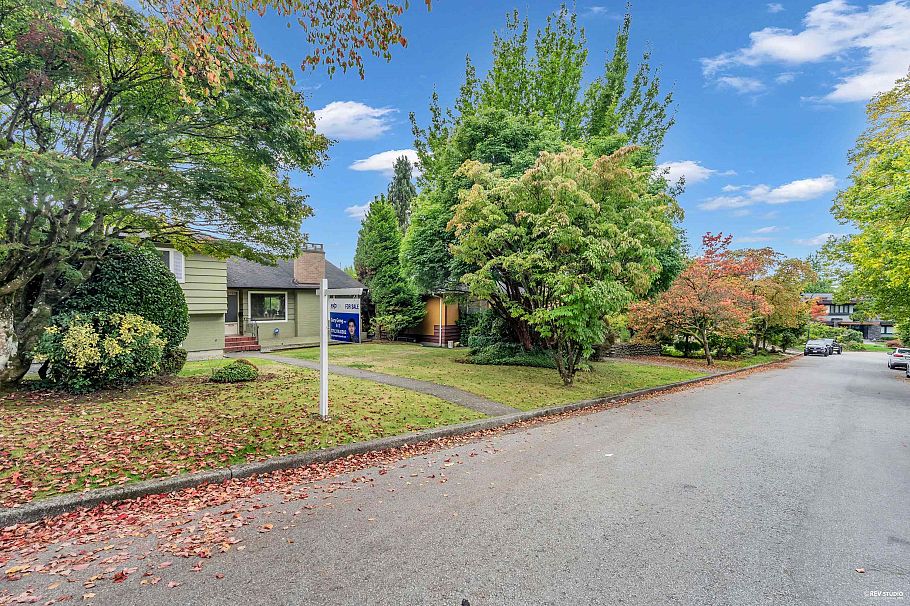 2056 W 29th Avenue Vancouver, BC - 39