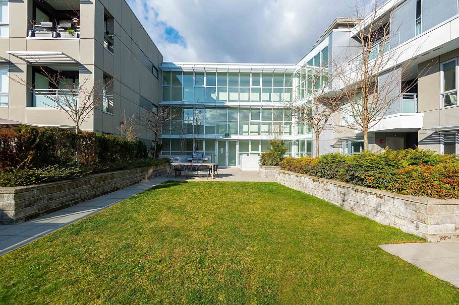 204 1061 Marine Drive North Vancouver, BC - 23