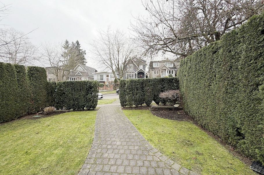 3393 W 30th Avenue Vancouver, BC - 33