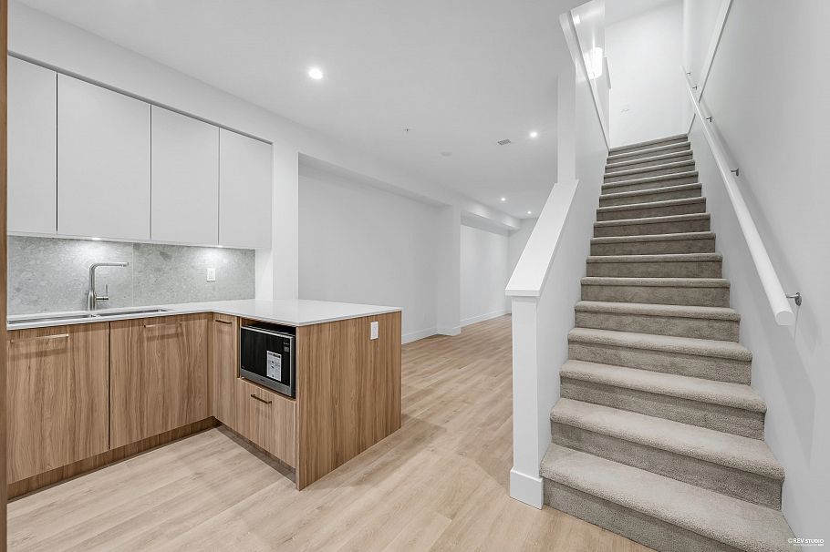 105 2320 Emery Court North Vancouver, BC - 2