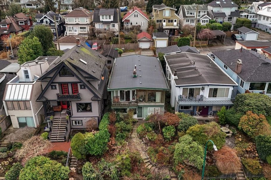 3558 W 15th Avenue Vancouver, BC - 4