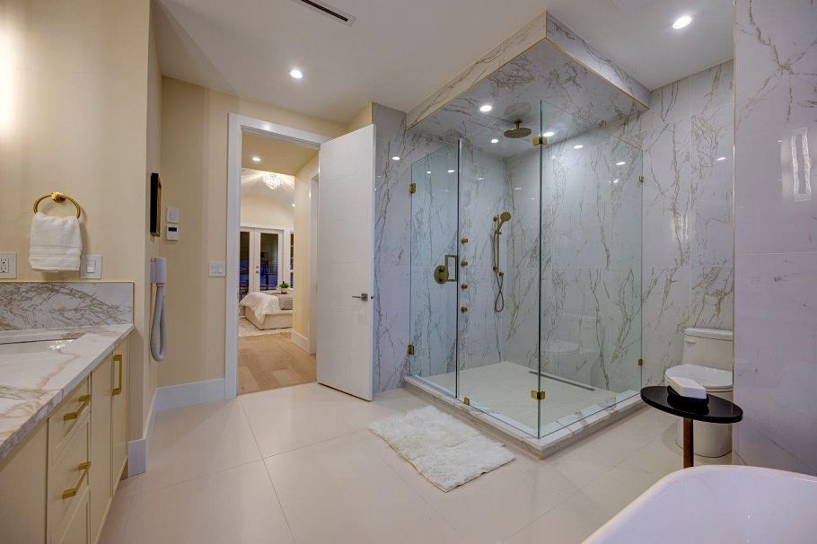 361 E 22nd Street North Vancouver, BC - 23