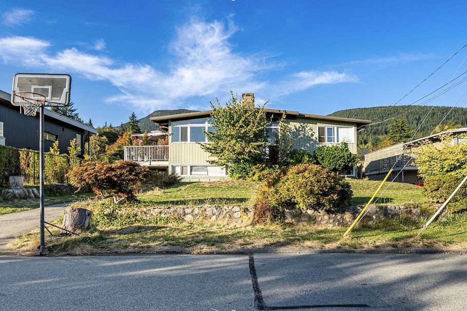 622 Croydon Place North Vancouver, BC - 1