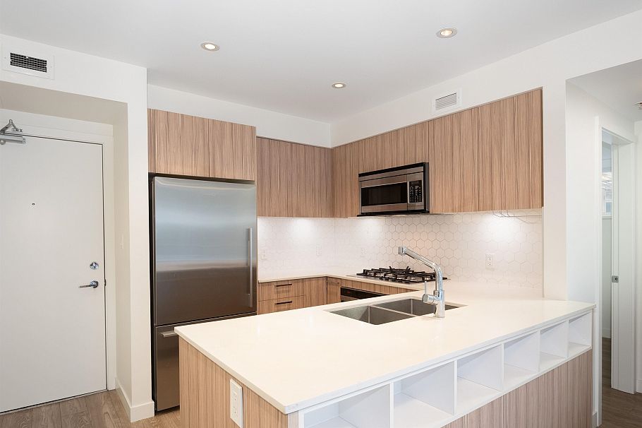 204 1061 Marine Drive North Vancouver, BC - 4