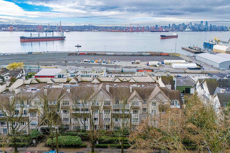 213 365 E 1st Street North Vancouver, BC - 2