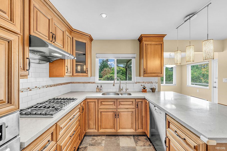 2056 W 29th Avenue Vancouver, BC - 8