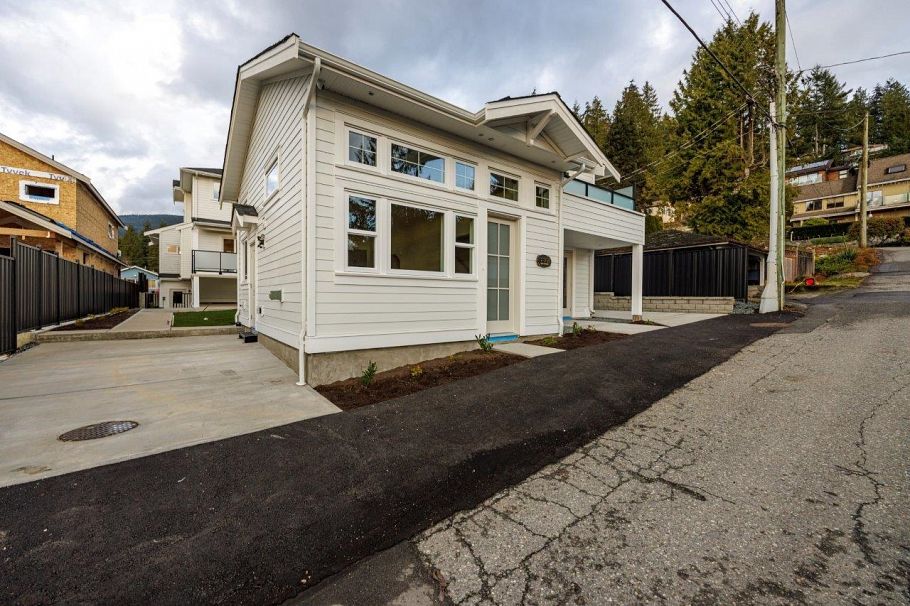 361 E 22nd Street North Vancouver, BC - 29