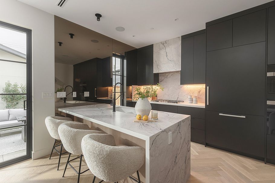 2 240 E 37th Avenue Vancouver, BC - 2